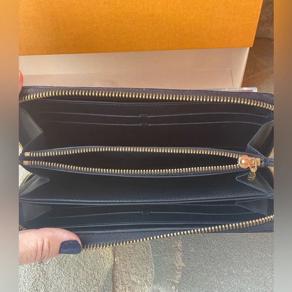 Louis Vuitton Limited Edition Stephen Sprouse Black Vernis Zippy Wallet - Picture 11 of 11